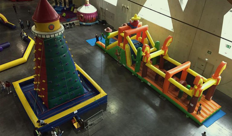 Jump'O'Land vu de haut, parc éphémère de structures gonflables au Parc des Expositions de Quimper, Jump'O'Clown