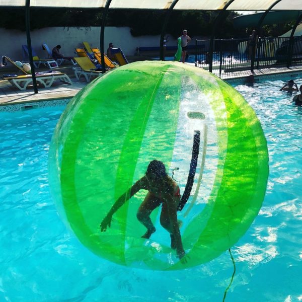 Water ball, bulle géante gonflable qui flotte sur l'eau