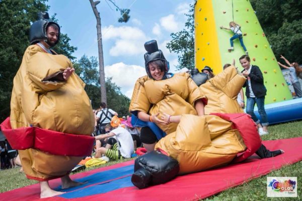 Animation costumes de sumos Jump'O'Clown lors de la Breizh Color, avec le phare d'escalade derrière