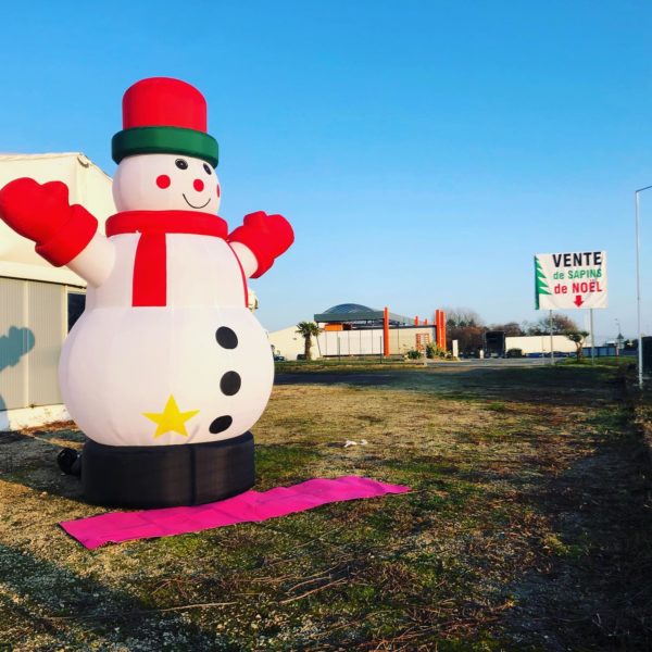 Structure gonflable, bonhomme de neige géant devant une vente de sapin à Quimper, Jump'O'Clown