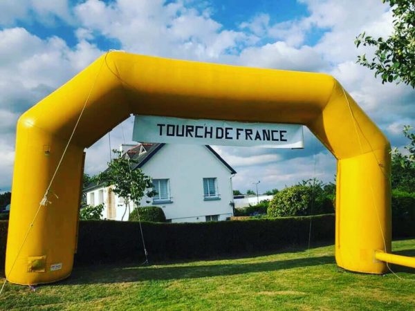 Arche gonflable jaune Tourch de France dans un jardin, Jump'O'Clown T