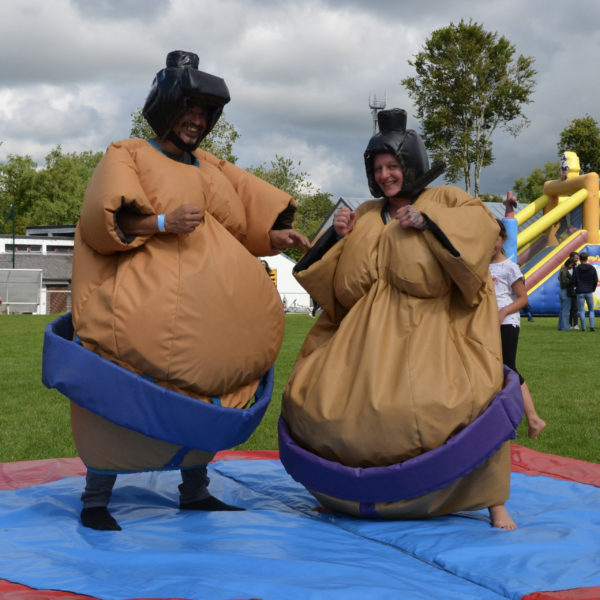 Animation costumes de sumos adultes portés lors du Melen Day, Jump'O'Clown