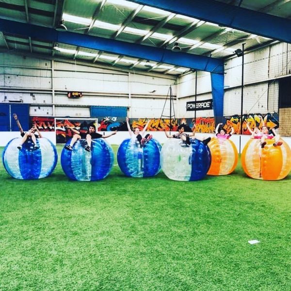 Bubble soccer, jeu gonflable sur un terrain de football au Kemp'5 à Quimper, Jump'O'Clown