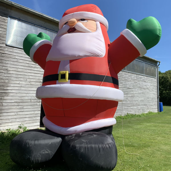 Père Noël gonflable géant dans un jardin, Jump'O'Clown