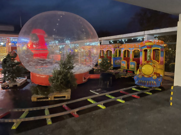Petit train manège avec décor de Noël, idée d'animation pour un marché de Noël