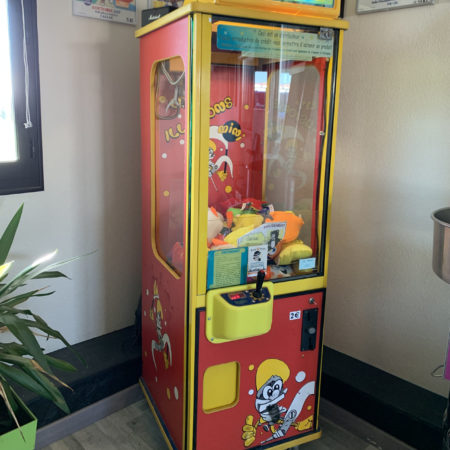 Machine attrape peluche rouge et jaune, animation, dans les locaux de Jump'O'Clown