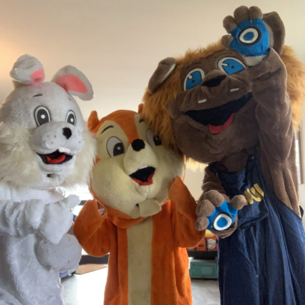 Mascottes lapin, écureuil et jumpo qui posent devant la caméra dans les locaux de l'entreprise Jump'O'Clown à Coray