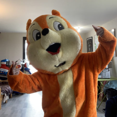 Mascotte écureuil qui pose dans les locaux de Jump'O'Clown