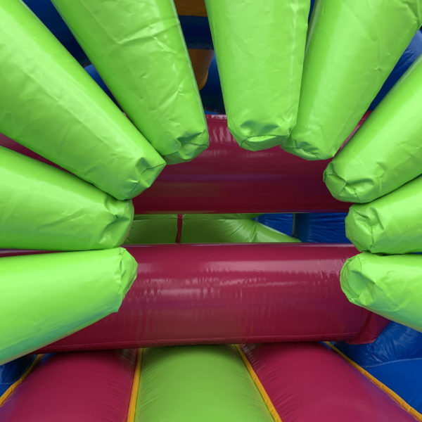 Intérieur de Structure gonflable, parcours gonflable aquatique Splash bleu et vert avec le logo Jump'O'Clown, installé dans un jardin