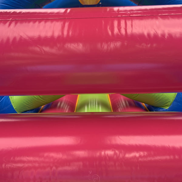 Obstacles de la Structure gonflable, parcours gonflable aquatique Splash bleu et vert avec le logo Jump'O'Clown, installé dans un jardin