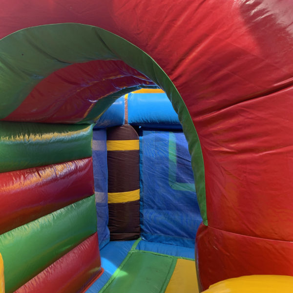 Intérieur de la structure gonflable Combo Singe, animation colorée avec un toboggan, avec des palmiers, Jump'O'Clown