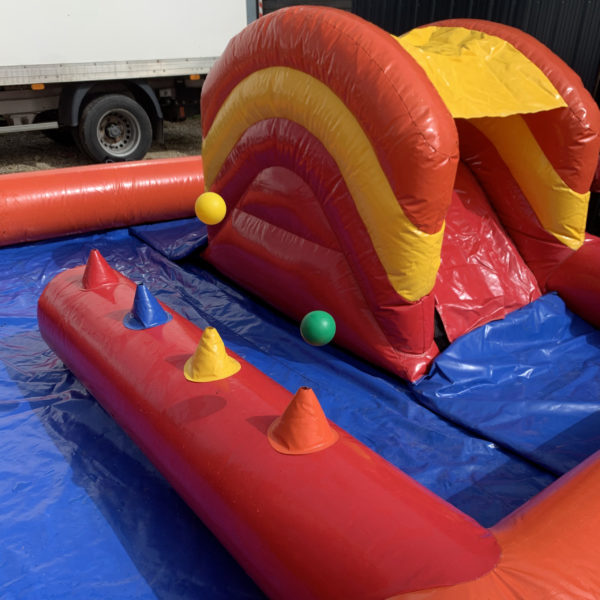 Structure gonflable, animation petite enfance, play zone rouge et jaune, piscine à boules, Jump'O'Clown
