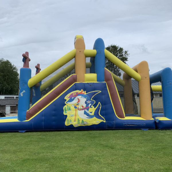 Structure gonflable, parcours pirate géant gonflable bleu vu de côté, lors de Melen Day à Elliant avec Jump'O'Clown