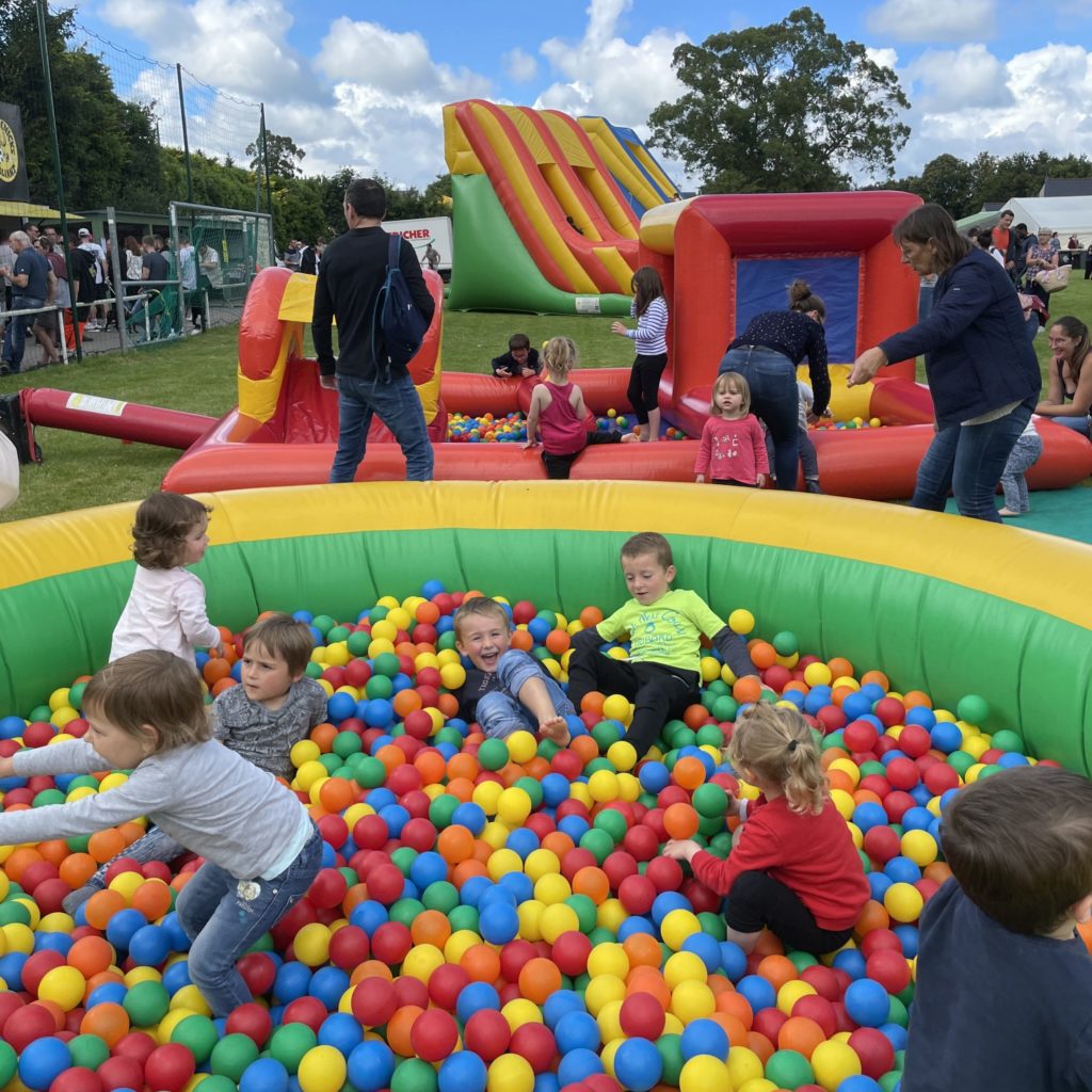 Structures gonflables, piscine à boules gonflables géantes avec boules multicolores et enfants dedans, lors évènement Melen Day, Jump'O'Clown