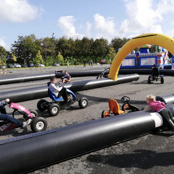 Structure gonflable, circuit de karting gonflable à Quimper, avec enfants sur des karting, Jump'O'Clown