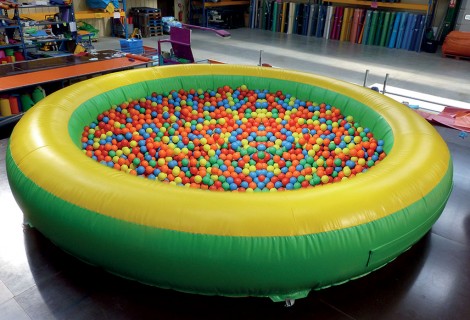 Structure gonflable, piscine à boules géante et gonflable verte et jaunes, avec des boules multicolores, Jump'O'Clown