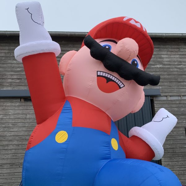 Zoom sur la Structure gonflable, animation publicitaire gonflable géante Mario, Nitendo, devant l'entreprise Jump'O'Clown