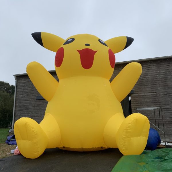 Structure gonflable vu de plus loin, animation publicitaire gonflable géante Pikachu, Pokémon, devant l'entreprise Jump'O'Clown