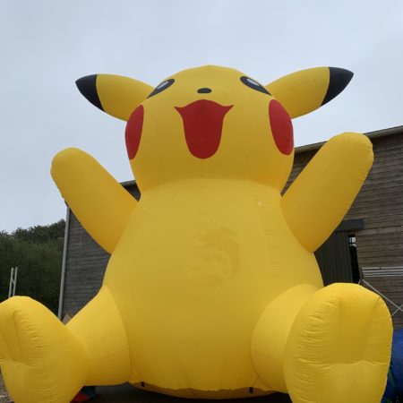 Structure gonflable, animation publicitaire gonflable géante Pikachu, Pokémon, devant l'entreprise Jump'O'Clown