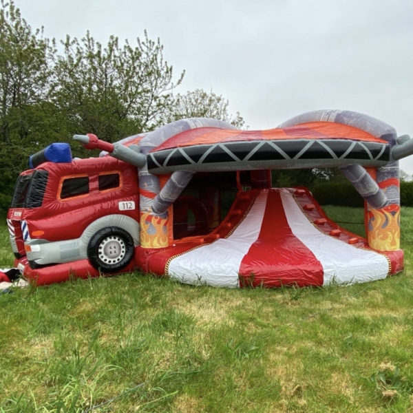 Structure gonflable camion de pompier, château gonflable pour enfants, idée activité pour occuper les enfants à un mariage, un anniversaire