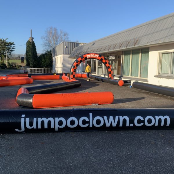 Circuit de karting gonflable avec karts pour enfants et adultes, animation pour espaces jeunes, alsh, MPT Jump'O'Clown